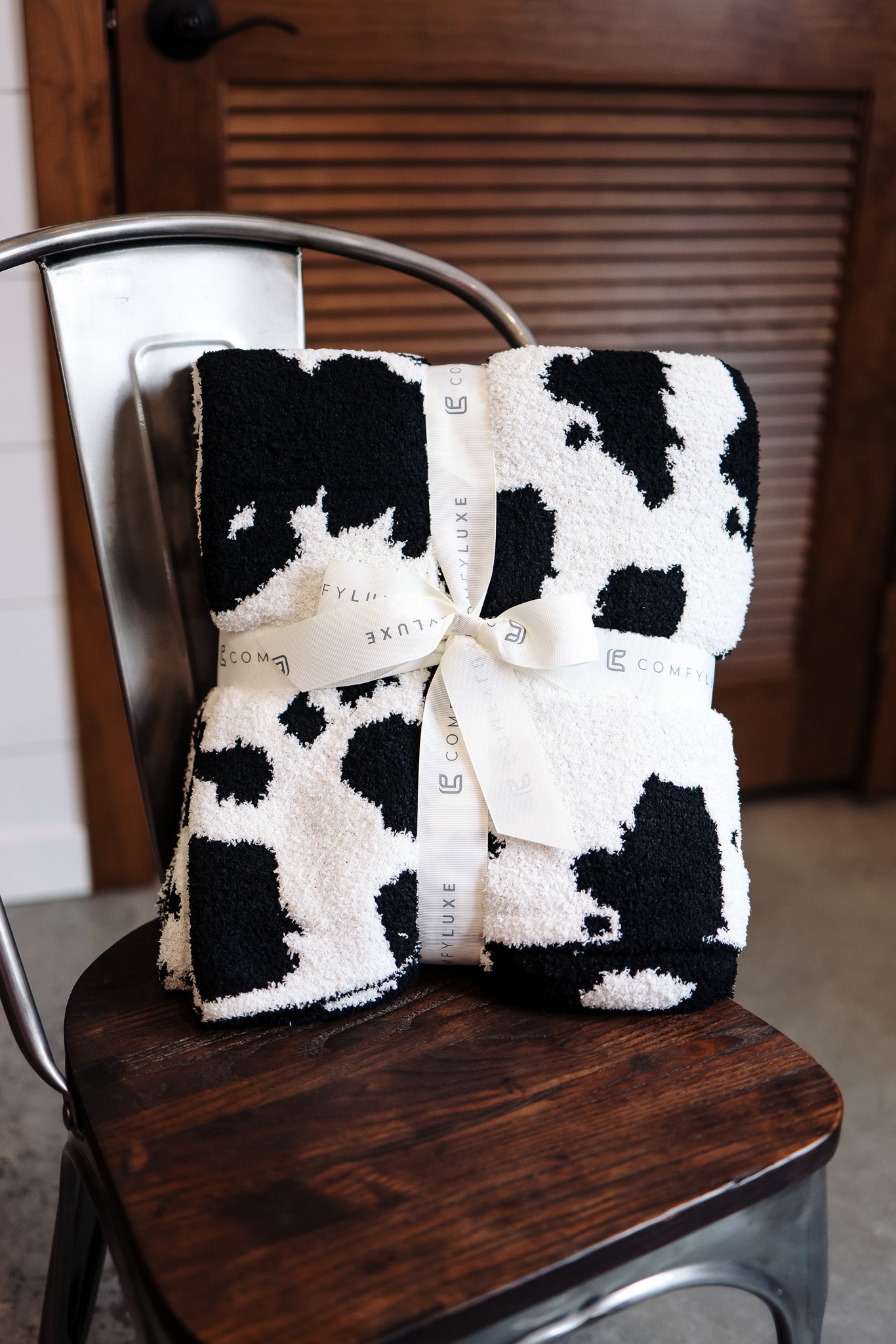 Cow Pattern Comfy Luxe Blanket - Black