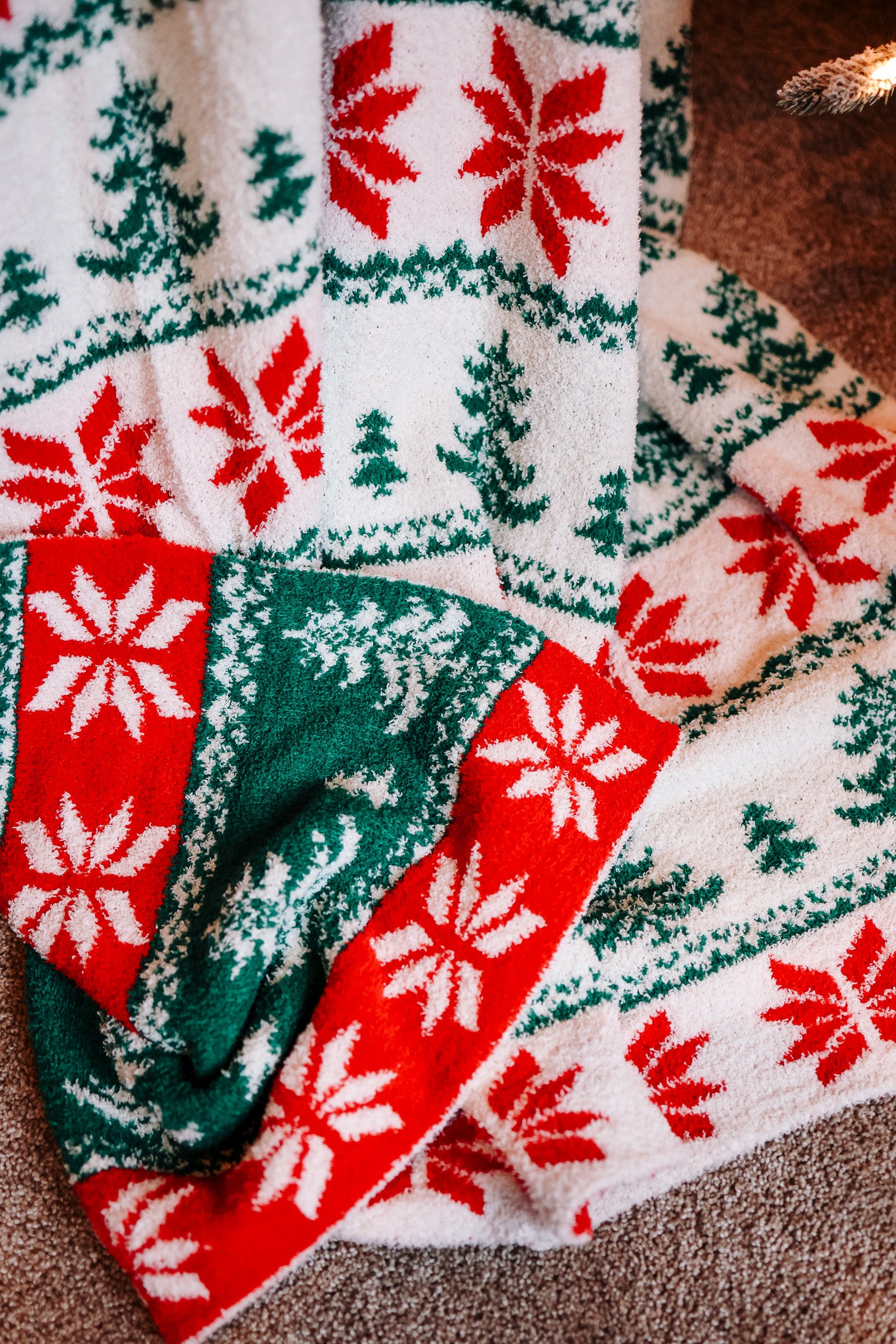 Green & Red Holiday Pattern Comfy Luxe Blanket