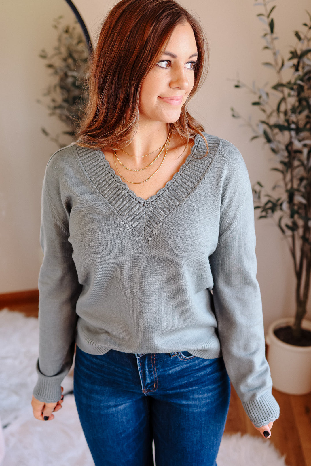 Riven Scallop Edge V-Neck Sweater - Dark Green